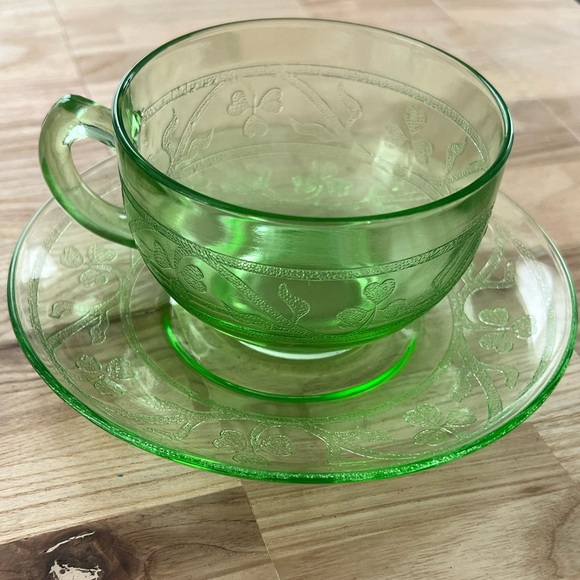 Rare Vintage 1930’s Hazel Atlas Uranium Glass Tea Cup and Saucer Shamrock Motif - Picture 2 of 10